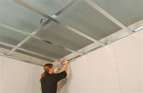 Detail van het PlaGyp systeem met aluminium profielen, plafondhangers en gordingen.