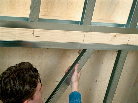 Illustratie van een houten regelwerkconstructie voor gipsplaten op een schuin dak.