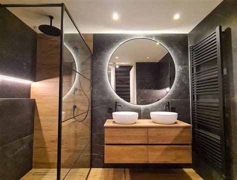 Een moderne badkamerinrichting met een ruime douchecabine, mat witte keramische wastafel en bijpassend badmeubel