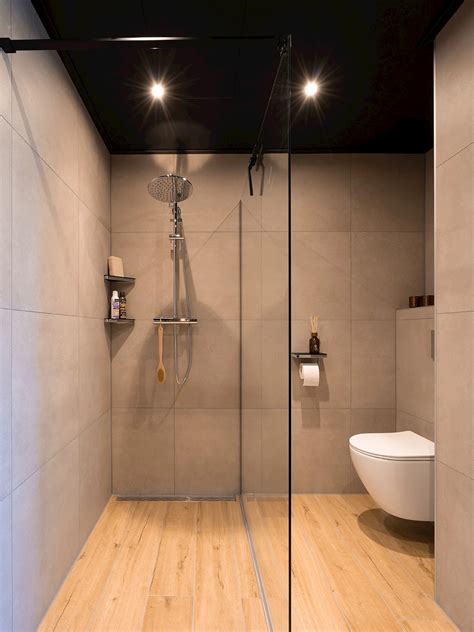 Een voorbeeld van een moderne badkamer met inloopdouche en Sunshower