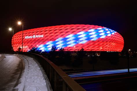 De iconische Allianz Arena in München met zijn verlichte gevel