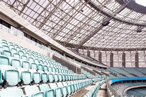 Het Baku Olimpiyat Stadyumu met zijn kleurrijke gevelpanelen