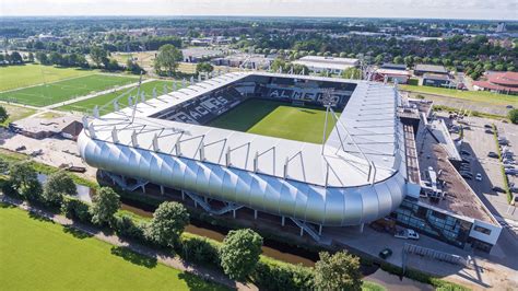 Gedetailleerde foto van de textielgevel van het stadion van Heracles Almelo