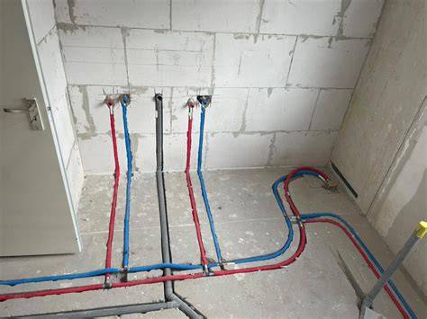 Schema: stappenplan bij een badkamerrenovatie inclusief tegelwerk, leidingen verleggen en afwerking