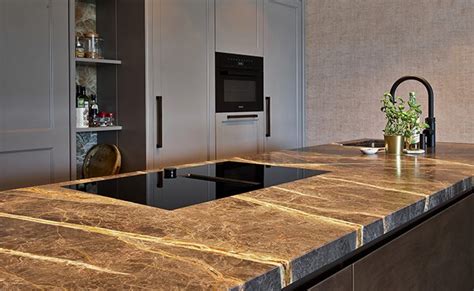 Infographic: Materialen en stijlen van aanrechtbladen (composiet, natuursteen, dekton, keramiek, glas, marmer, hout)