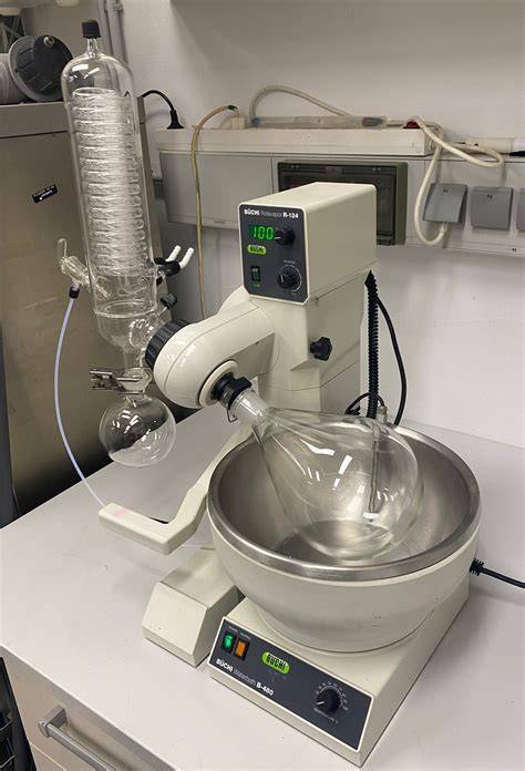 Foto: laboratoriumopstelling met rotavap en condensor