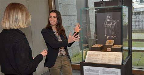 Foto van een museummedewerker die voorzichtig een object met mogelijke asbestvezels onderzoekt.
