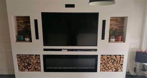 Decoratieve bloemengeordelde muur als accentmuur