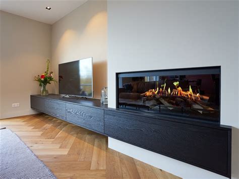 Foto: sfeervolle woonkamer met strak zwevend tv-meubel en gedekte muur