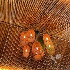 Decoratieve bamboemat tegen plafond