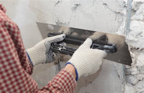 Stukadoor aan het werk aan een muur