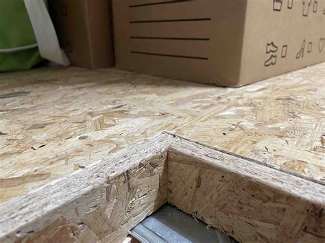 Detailfoto van een tong-en-groefverbinding van OSB platen