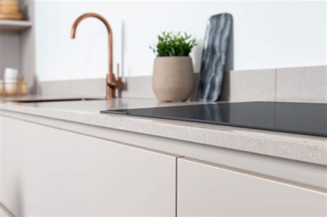 Een stijlvolle keuken met een composiet aanrechtblad in een lichte kleur.