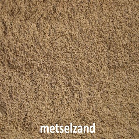 Een tabel die de belangrijkste verschillen tussen brekerzand, metselzand en straatzand samenvat.