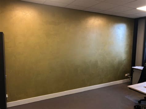 Voorbeeldafbeelding van een interieur met accenten van metallic verf van Carte Colori.