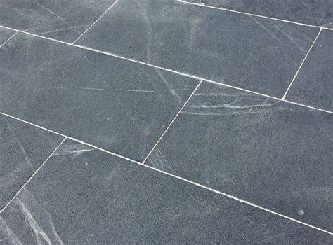 Afbeelding van Grey Slate en Mustang leisteen tegels naast elkaar