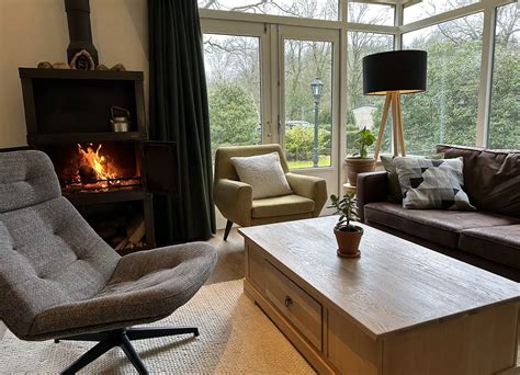 In focus: sfeerbeeld van een open, licht gevuld woonkamer met uitzicht op bos