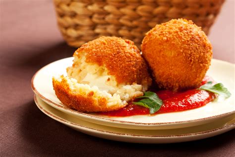 Goudbruine, gefrituurde arancini (risottoballetjes)