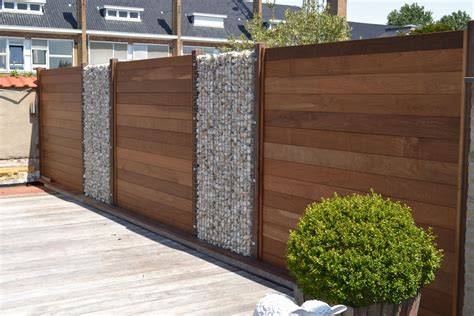Foto: Voorbeeld van een steenkorf schutting in een moderne tuin