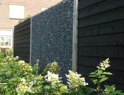Foto: Steenkorf gecombineerd met houten raamwerk
