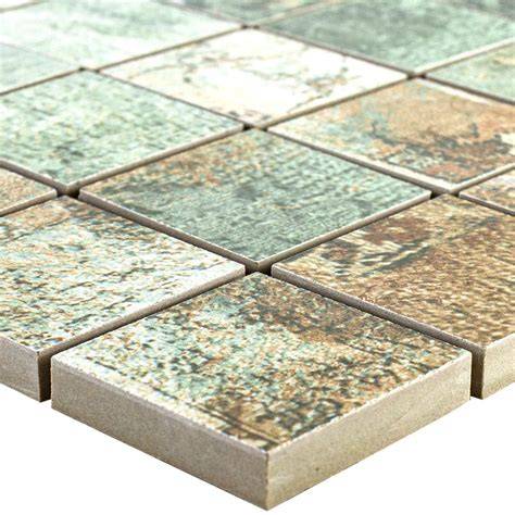 Infographic: Verschillende tegelsoorten (keramisch, natuursteen, mozaïek en faience) en kenmerken zoals PEI-klasse, slipwaarde, en onderhoud