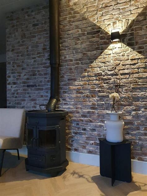 Interieurfoto met een muur bekleed met steenstrips voor een warme sfeer.