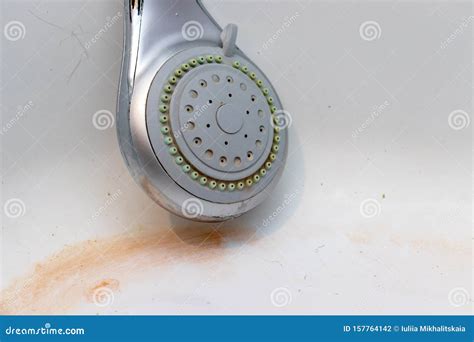 Foto van verkalkte douchekop en kraanonderdelen