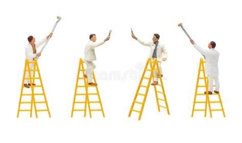Een schilder die hoog op een ladder staat en een huis schildert