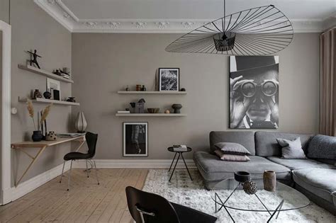 Een interieur met fris geschilderde muren in een moderne kleur