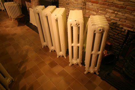 Foto van een klassieke gietijzeren radiator in een herenhuis