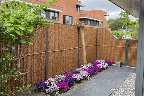 Schoonmaken van een kokos schutting met een borstel