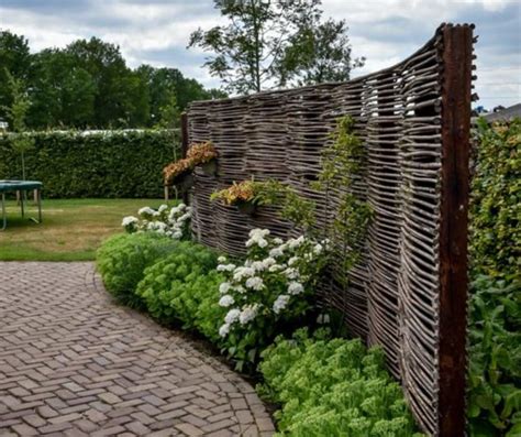 Een tuin met een kokos schutting als natuurlijke afscheiding