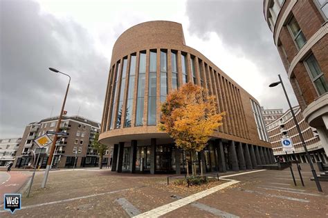 Illustratie van het voormalige stadhuis van Weert met de neorenaissancestijl voorgevel.