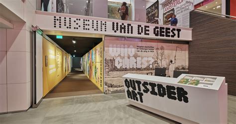 Interieurfoto van de zolder van Museum W met de kenmerkende dakconstructie en moderne stellingen.
