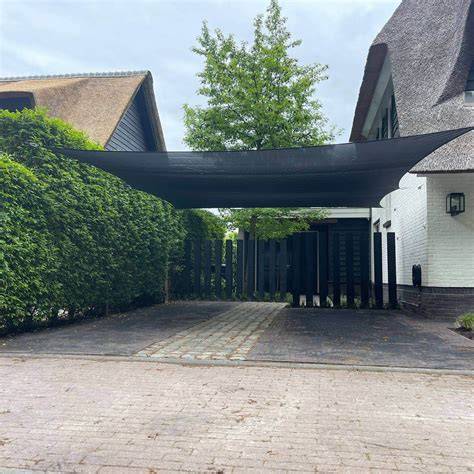 Schaduwdoek en balkonparasol als privacyoplossing