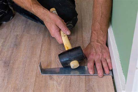 Infographic: Stappenplan voor het plaatsen van plinten bij Quick-Step laminaat