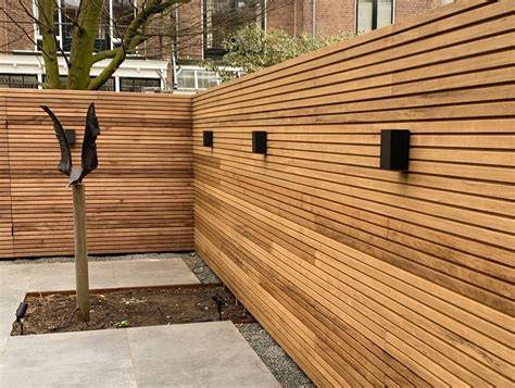 Infografiek: Overzicht van decoratietechnieken voor schuttingen (wanddecoratie, verticale tuin, spiegels, verlichting)