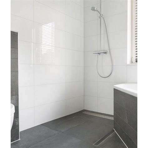 Voorbeeld van een badkamer met witte glanzende wandtegels.