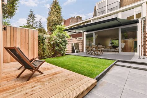 Illustratie: Voor- en nadelen van knikarmscherm, uitvalscherm, pergola en lamellendak