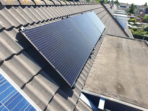 Infographic: Ontwerp van een koelsysteem onder zonnepanelen op een schuin dak