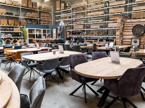 foto van de showroom van Veldman Bouwmaterialen met diverse bouwmaterialen