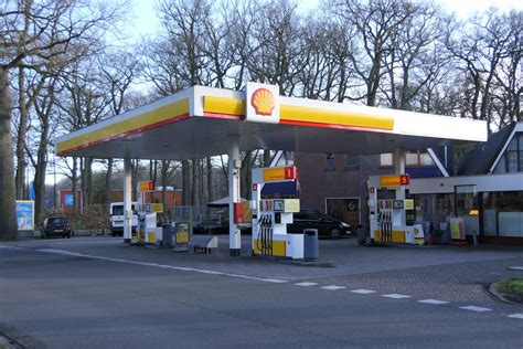 Historische foto van het garagebedrijf en tankstation Van Veldhuizen in Zuidlaren