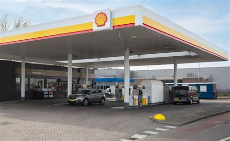 Foto van de vernieuwde shop met zelfscans bij het tankstation