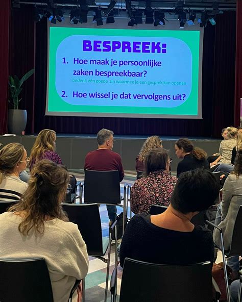 Wilma Schutte in gesprek met zorgmedewerkers tijdens een training