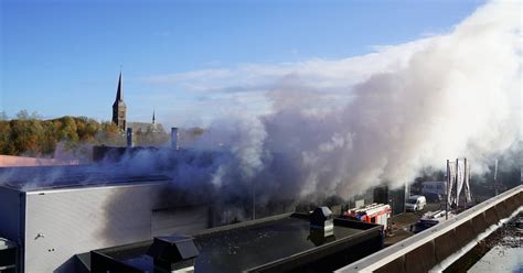 een brandende loods met veel rook