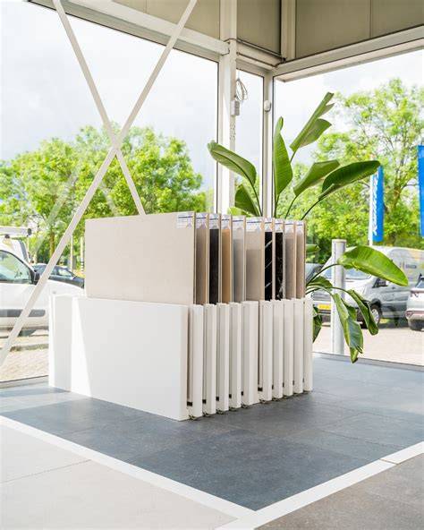 Afbeelding van brede tegelcollectie in showroom: verschillende formaten en dessins