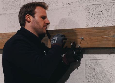 Foto van sponningen in gemetselde muur met houten balk