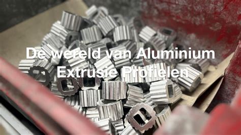 Infographic die het productieproces van aluminium profielen toont, van extrusie tot afwerking.