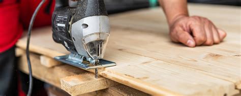 Gedetailleerde afbeelding van het uitzagen van een werkblad met een decoupeerzaag