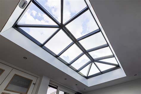 Gedetailleerde foto van een lekkende kitnaad rondom een lichtstraat.